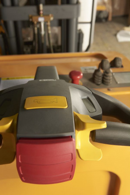 Штабелер самоходный 1,5 т 4,5 м XILIN CPD15R с наклоном мачты и противовесом 24/320 В/Ач