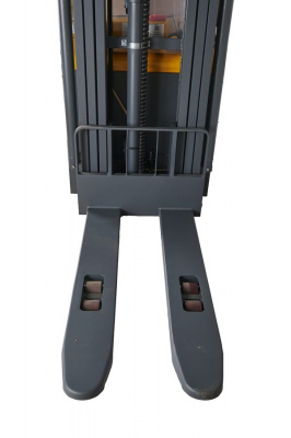 Штабелер самоходный 1,5 т 5,6 м XILIN CDDR15-III 24/200 В/Ач (сопровождаемый)