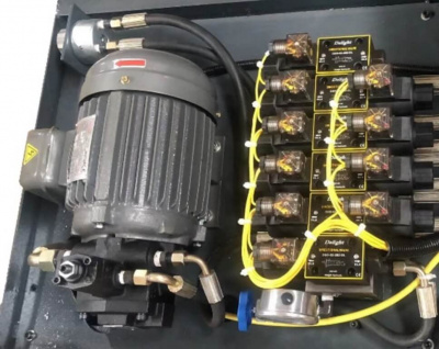 Автоматический двухколонный ленточнопильный станок Metal Master MSK-300